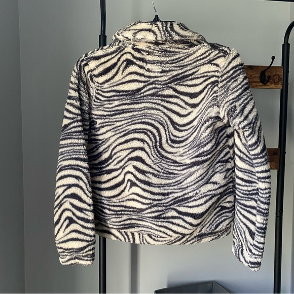 Billabong girls off-track fluffy zebra grafton buttons faux fur jacket size L/12 - Picture 7 of 7